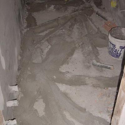 Ristrutturazione completa del bagno - copertura tubazioni prima del massetto  