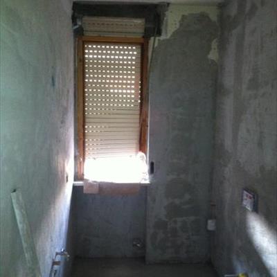 Ristrutturazione completa del bagno - situazione dopo intonaci e massetto 