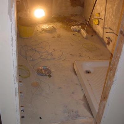 Ristrutturazione completa del bagno - passaggio fili elettrici prima di pavimento e rivestimenti 