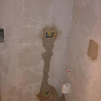 Ristrutturazione completa del bagno - modifiche su impianto elettrico prima dei rivestimenti 