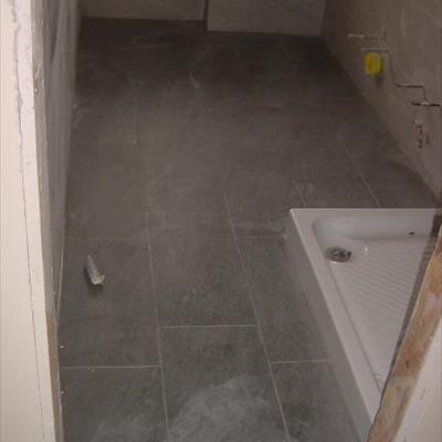 Ristrutturazione completa del bagno - posa pavimento e rivestimento 