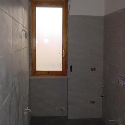 Ristrutturazione completa del bagno - posa pavimento e rivestimento 