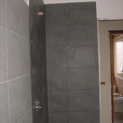 Ristrutturazione completa del bagno - posa pavimento e rivestimento 