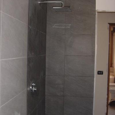 Ristrutturazione completa del bagno - montaggio rubinetteria doccia 