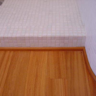 Ristrutturazione completa del bagno - bagno finito finitura pavimento legno / rivestimento mosaico