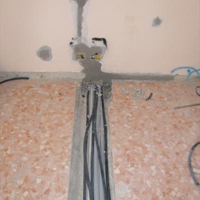 Ristrutturazione dell'appartamento in condominio e della singola unità immobiliare autonoma - tracce a pavimento per alloggiamento nuovi impianti 