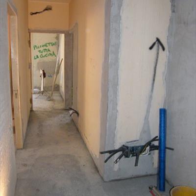 Ristrutturazione dell'appartamento in condominio e della singola unità immobiliare autonoma - massetti e chiusure tracce eseguiti 