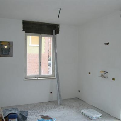 Ristrutturazione dell'appartamento in condominio e della singola unità immobiliare autonoma - pareti e soffitto cucina lisciati a gesso 